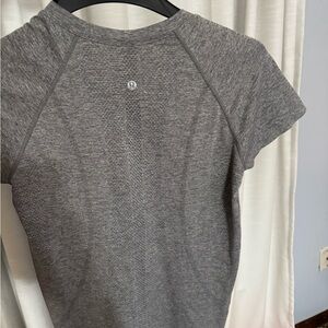 lululemon athletica Heather Gray Short Sleeve Seamless Back Tee